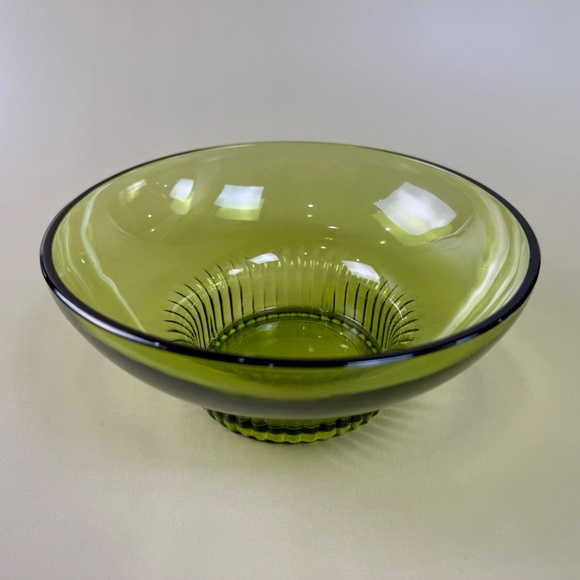 Vintage Mid-Century Bowl | Avocado Green Glass | Ribbed Base 6.75" - Picture 5 of 12